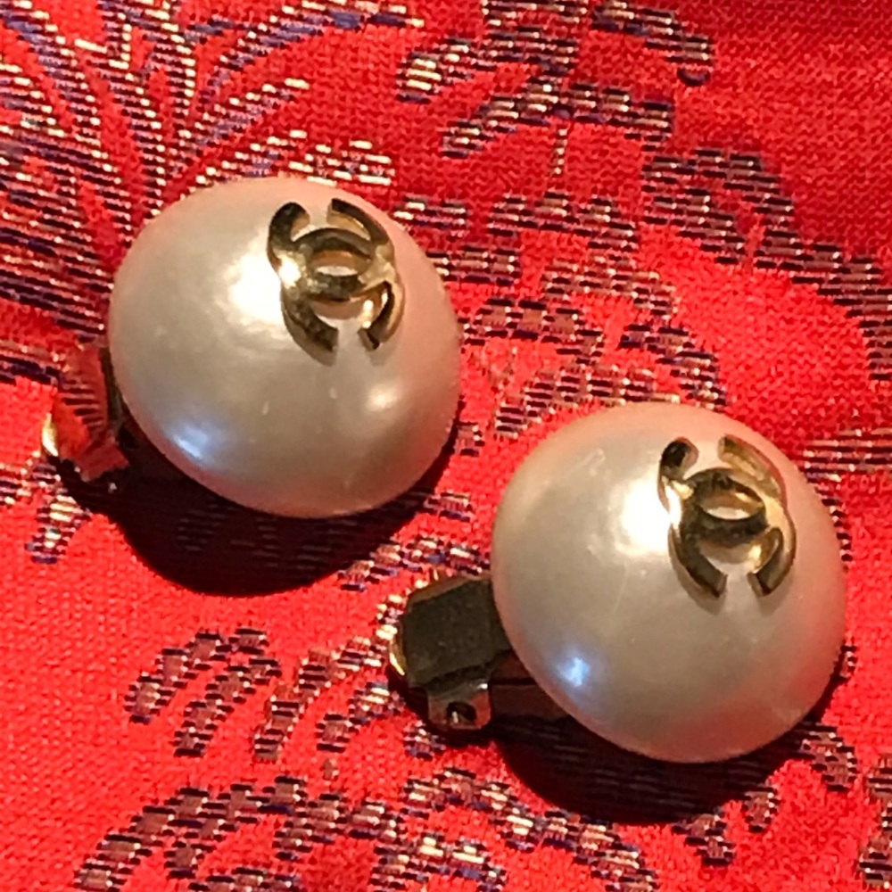 1980s CHANEL PEARL EARRINGS CLIP ON GOLD CC LOGOS - Picture 2 of 7